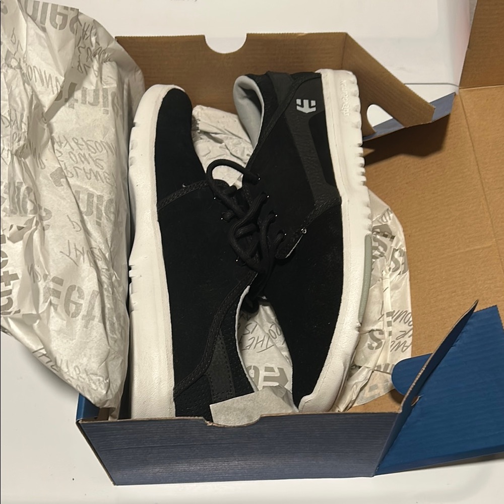 Black Etnies Scout sneakers size 8.5
